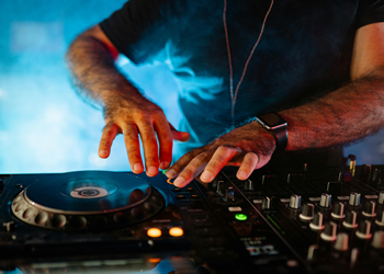 DJ
