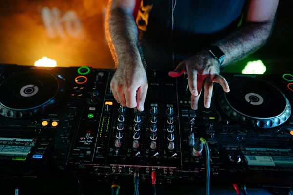 DJ