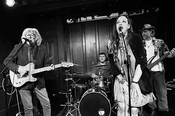 Mora & The Fabulous Wonderfuls u